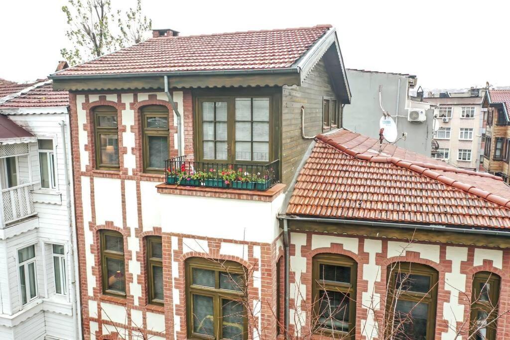 Historical Greco-Ottoman Pavilion Near Tram In Fatih Istanbul Eksteriør bilde